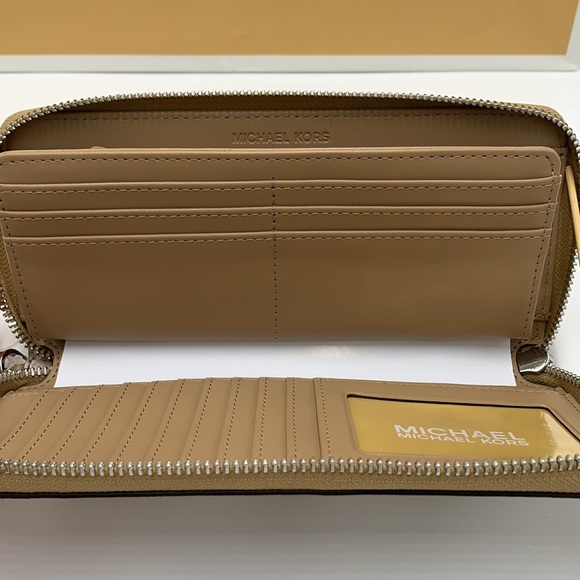 MICHAEL KORS LARGE TRAVEL CONTINENTAL WRISTLET WALLET CAMEL COLOR - Picture 11 of 16